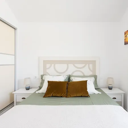 Two 250m From Americas Apartment