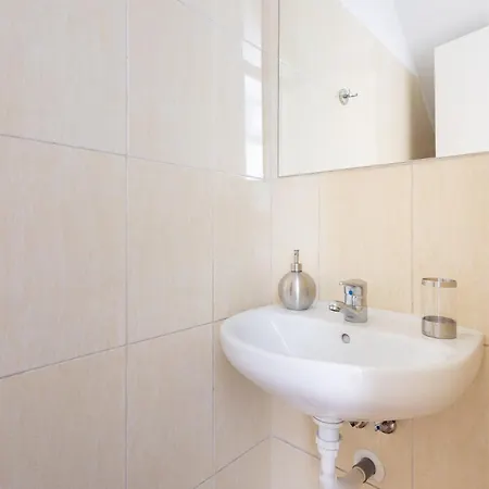 Apartment Two 250m From Americas